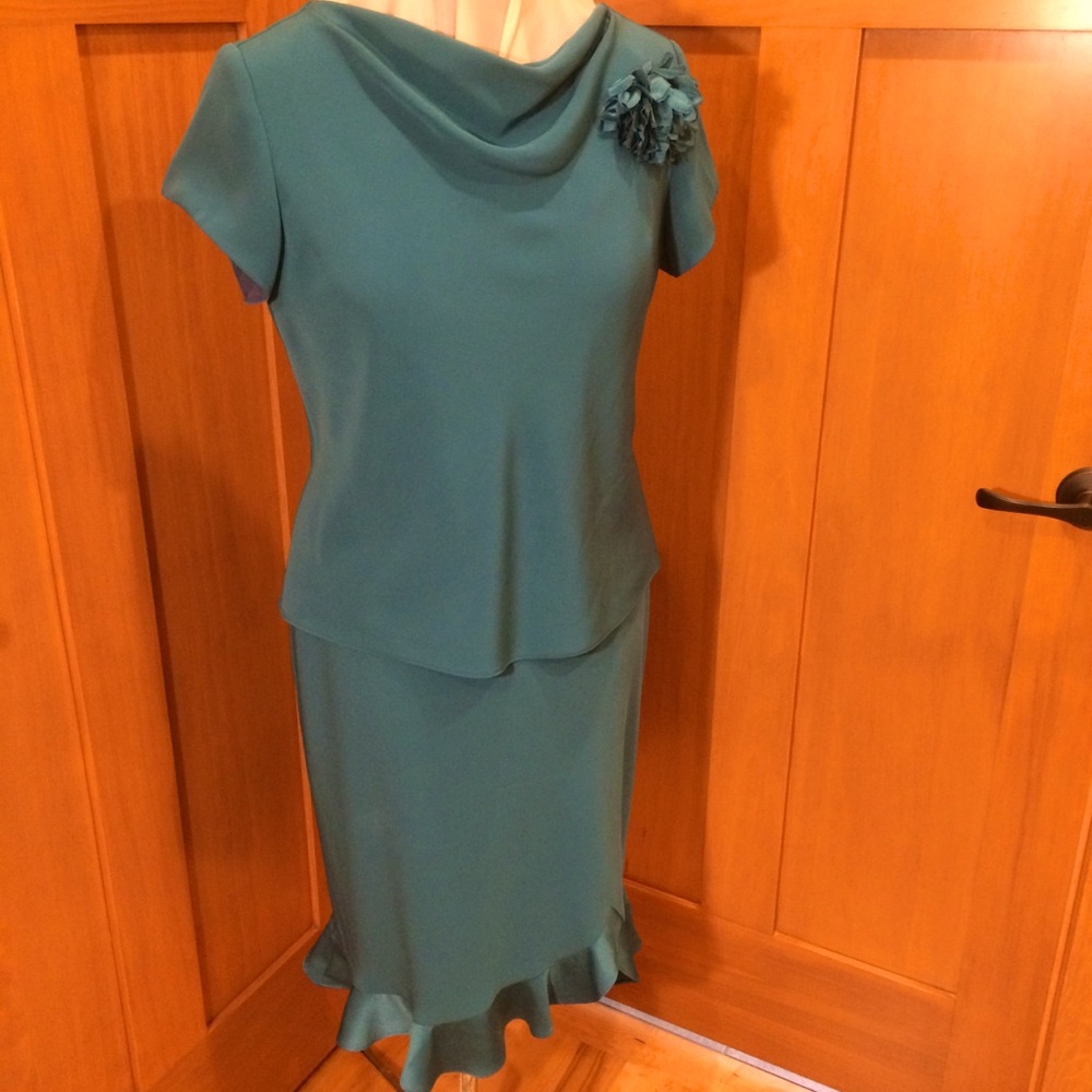 2-Piece Green Dress w Draped Neckline & Flared Hem